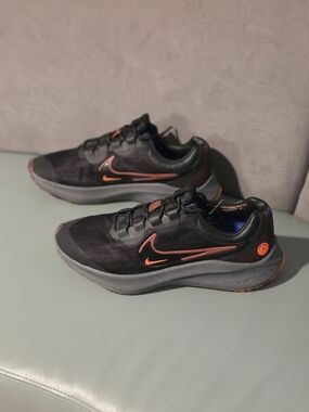 NIKE Winflo 8 Zoom Sield   Men’s Black Sneakers with Orange Accents Size 12.